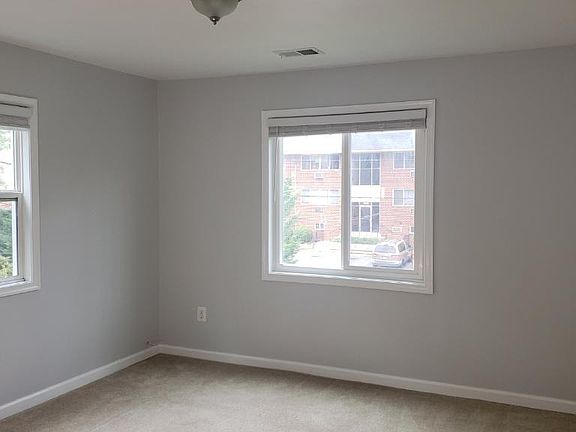 4th image of 2319 Glendale Ter
