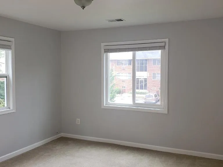 2319 Glendale Ter — Photo 4