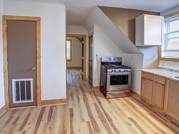 3rd image of 3214 W 61st St #Up