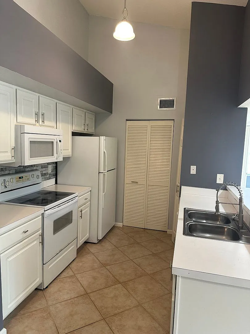 3rd Floor unfurnished 2 bedroom 1 bath condo in central location — Photo 1