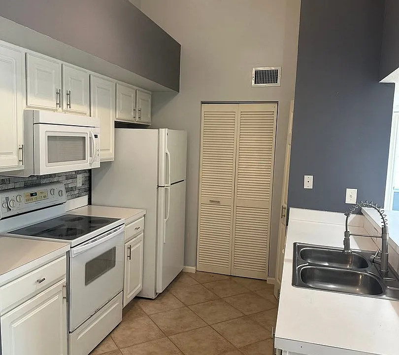 4121 Residence Dr #323