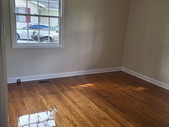 5th image of 830 Stoneykirk Dr
