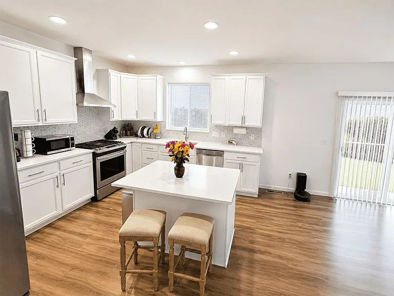 1100 Sarah Freeman Dr — Photo 5
