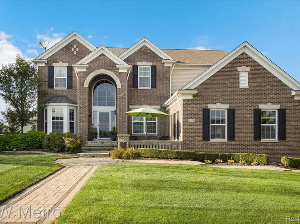 1237 Greythorne Dr, Orion, MI 48359
