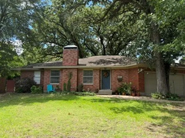 1906 E Beverly Dr, Corsicana, TX 75110