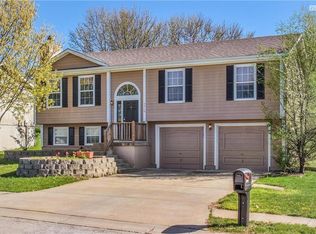 3018 SW Shadow Brook Dr, Blue Springs, MO 64015
