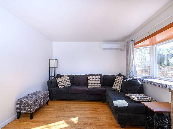 3rd image of 3 Orchard Ct
