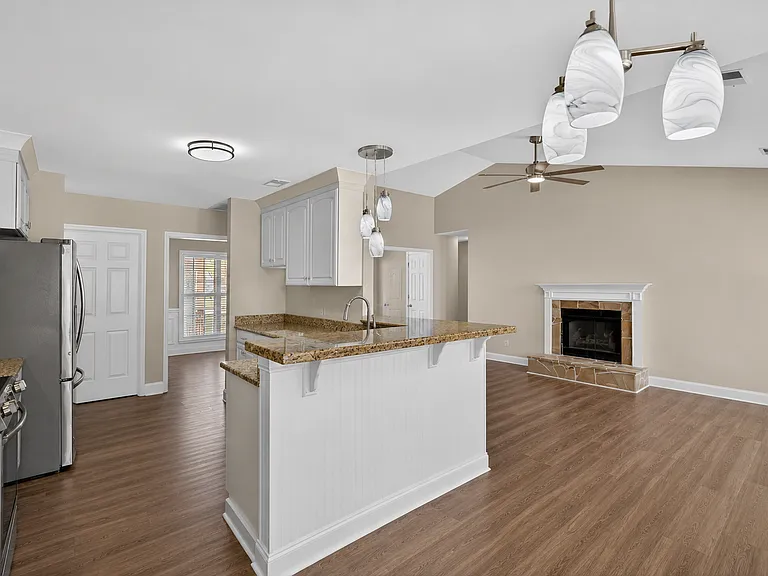 733 Woodland Pointe Pl — Photo 4