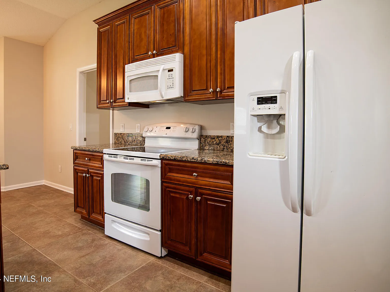 3 bed, 2.0 bath, 1831 sqft, $2,600 — Photo 3