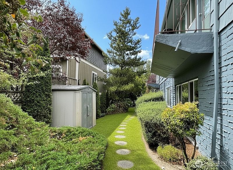 4th image of 4711 Sand Point Way NE