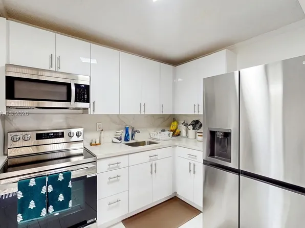 7180 NW 179th St APT 105, Hialeah, FL 33015