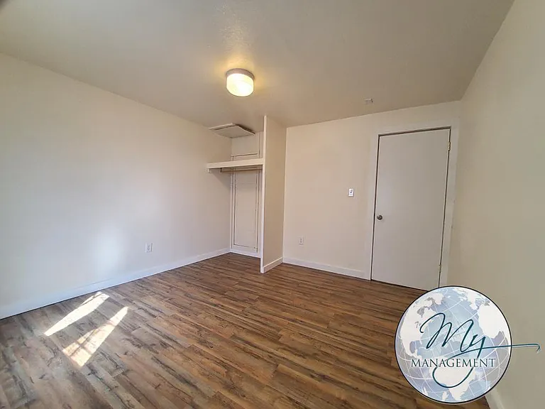 Beautiful location right on the river and adjacent to the City Park — Photo 31