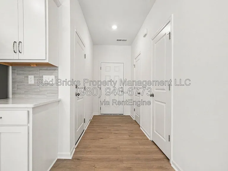 826 Earhart St NW — Photo 8