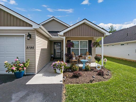 3rd image of 2195 Glade Dr SE