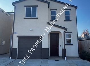 251 N Minnewawa Ave #B, Clovis, CA 93612