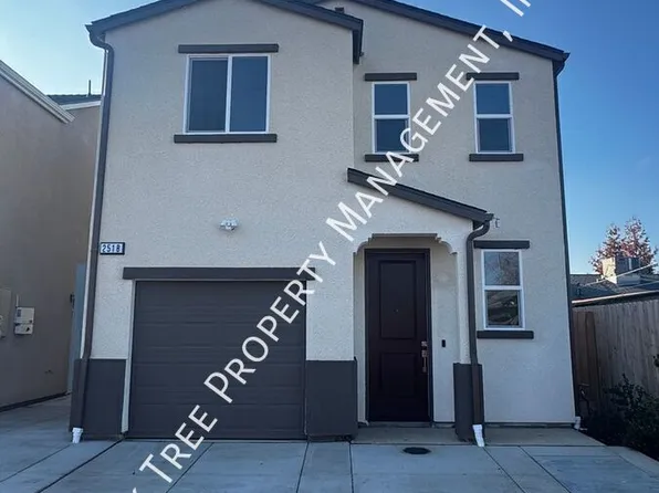 251 N Minnewawa Ave #B, Clovis, CA 93612