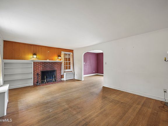 2nd image of 32 Jason St
