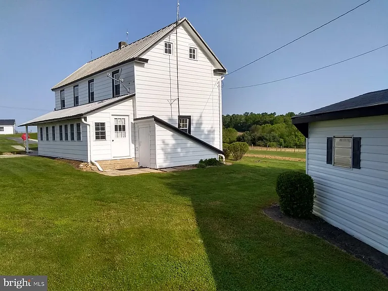 442 Green Ln — Photo 3