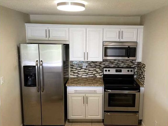 4th image of 555 NE 123rd St APT 414-B