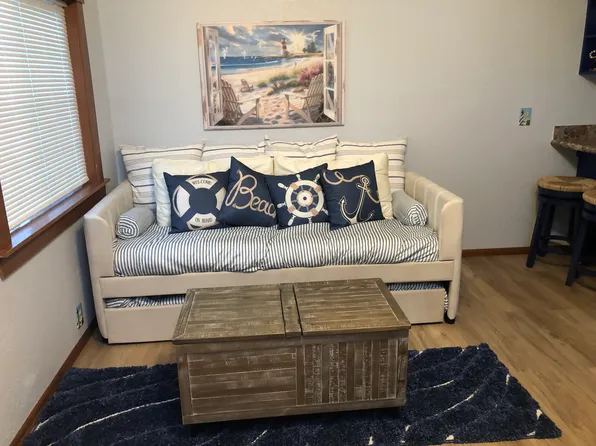 304 Pacific Ave S, Long Beach, WA 98631