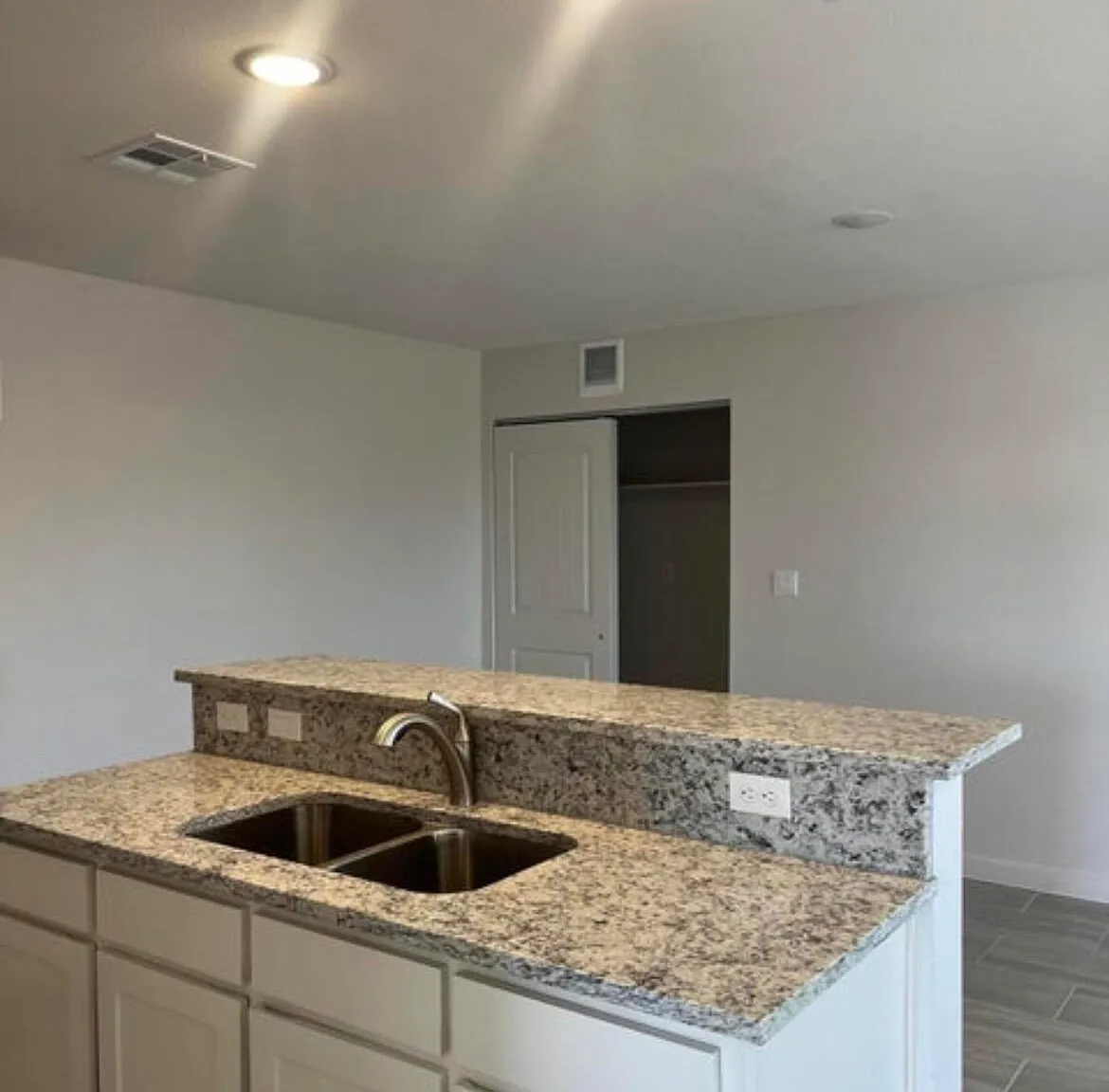 3 bed, 2.0 bath, 1050 sqft, $1,350 — Photo 3