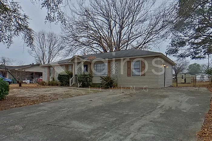 3 bed, 1.0 bath, 1350 sqft, $1,625 — Photo 3