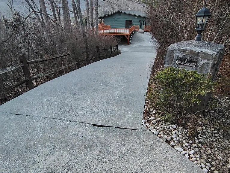 594 Winding Way Dr — Photo 3