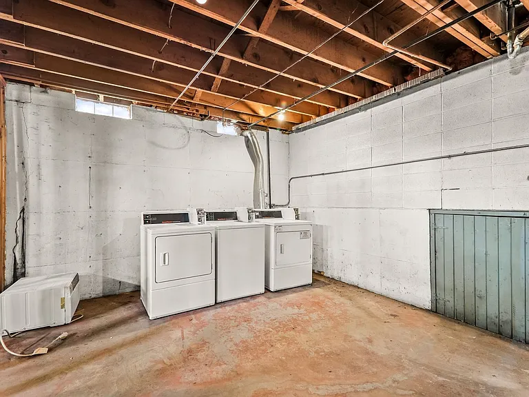 124 - 224 S Bird Street Apartments — Photo 14