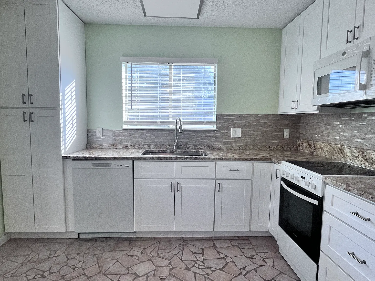 3 bed, 1215 sqft, $1,650 — Photo 4
