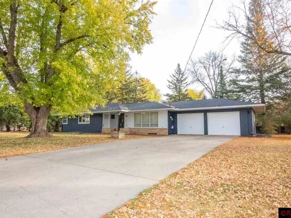 2018 Roe Crest Dr, North Mankato, MN 56003