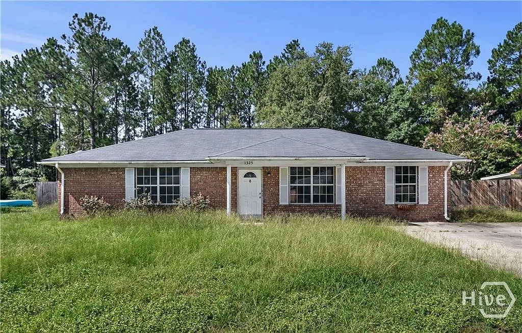 4 bed, 2.0 bath, 1400 sqft, $2,075 — Photo 1
