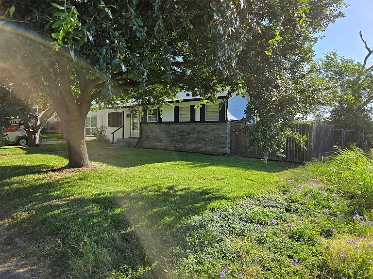906 Debus Dr — Photo 3
