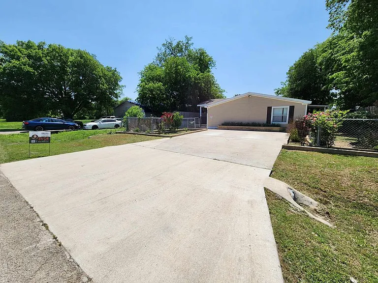 922 Ashwood St — Photo 10