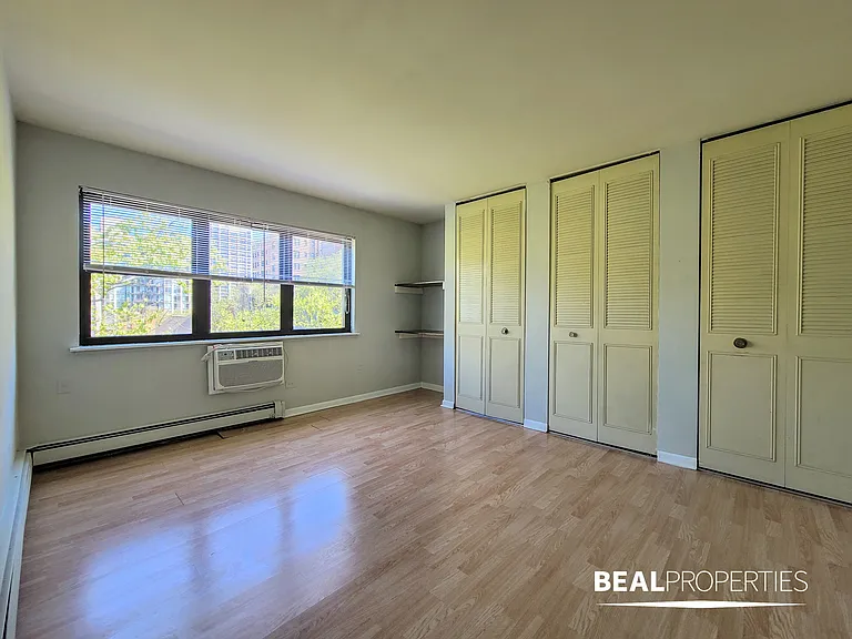 445 W Barry — Photo 176