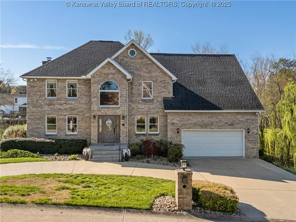 1205 Crown Point Dr, Hurricane, WV 25526