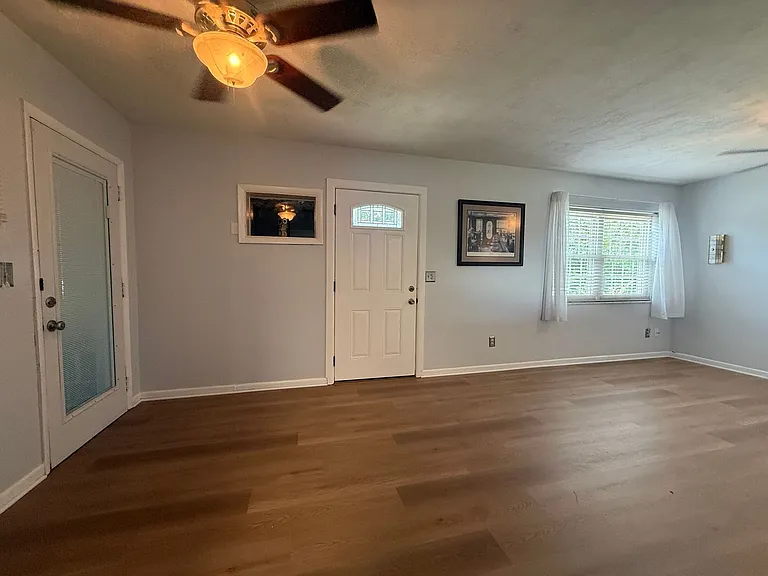 975 North Village Dr — Photo 12