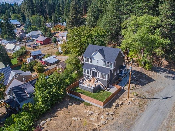 Situated on a corner lot with alley access, you will have easy access to the Roslyn Urban Forest and the vast array of hiking and biking trails. Fully fenced front porch for extra privacy, and safe for your kids and pets to play away the day!