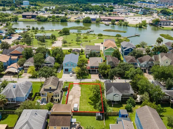 822 Cedar Rd, Clear Lake Shores, TX 77565
