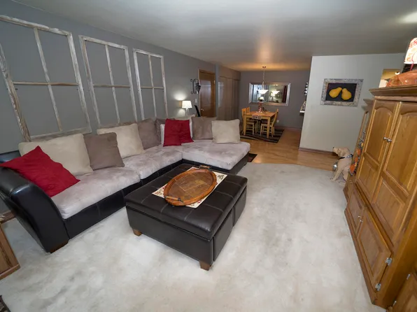 321 Park Hill Dr, Pewaukee, WI 53072