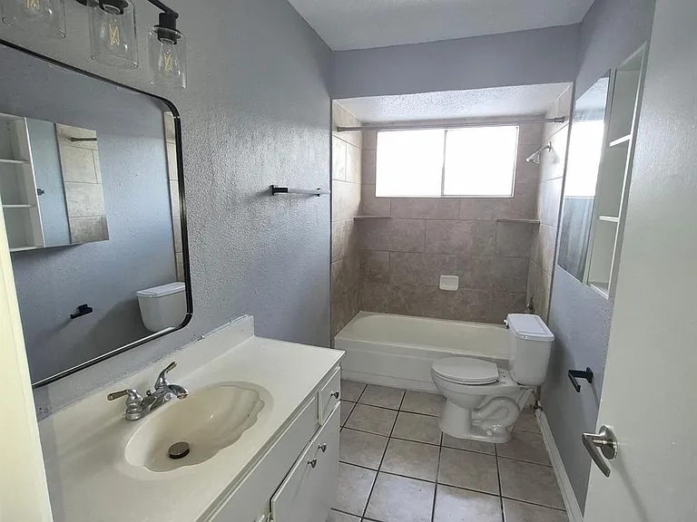 738 Coolwood Dr #B — Photo 14
