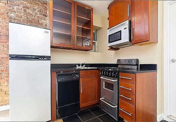 2nd image of 173 Ludlow St Frnt 2