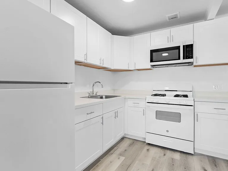 Country Club Apartments — Photo 21