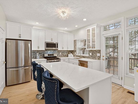 5th image of 206 Eisenhower Ct
