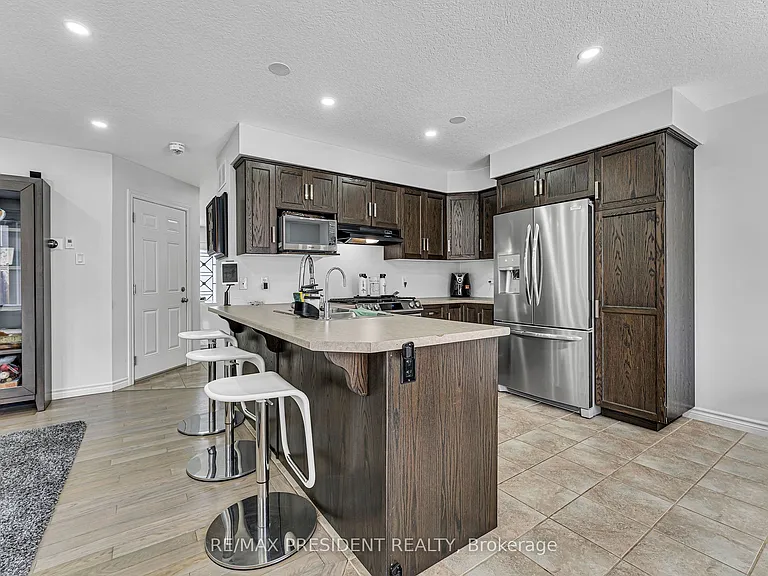 573 Forman Ave — Photo 5