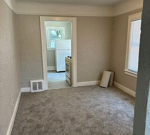 4th image of 586 E Beverly Ave