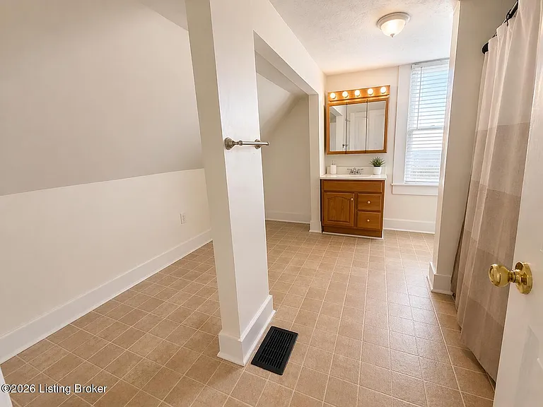 228 E Burnett Ave — Photo 15