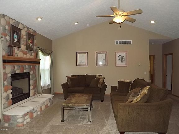 3rd image of 6991 Lake Bluff Dr NE