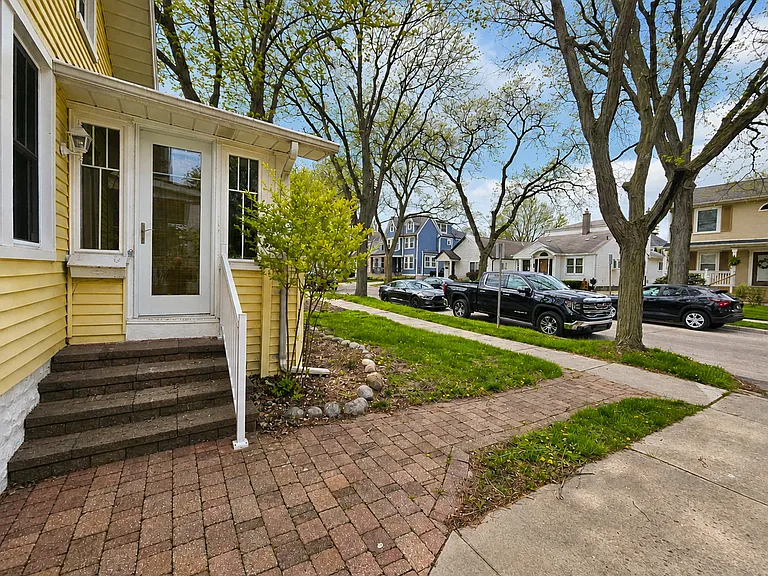 1208 Emmons Ave — Photo 2