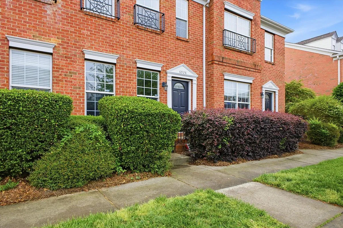 2 bed, 2.5 bath, 1200 sqft, $1,900 — Photo 3