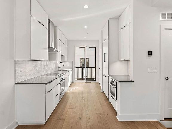 5th image of 2607 1st St NW #R